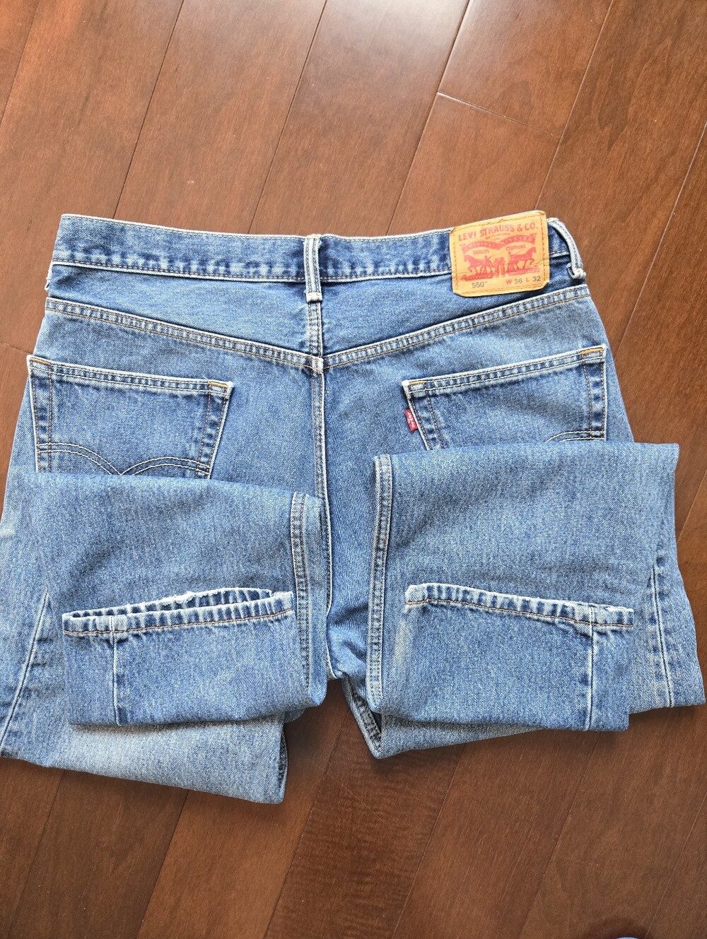 Levi Strauss 550 36x32 Made in Lesotho Blue Jeans Medium Wash. 2000s - Picture 3 of 9